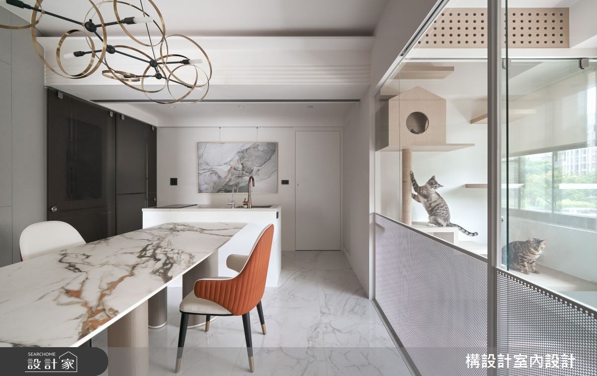 因為愛上窗外的一片公園綠景,屋主一家和他們的寵物將