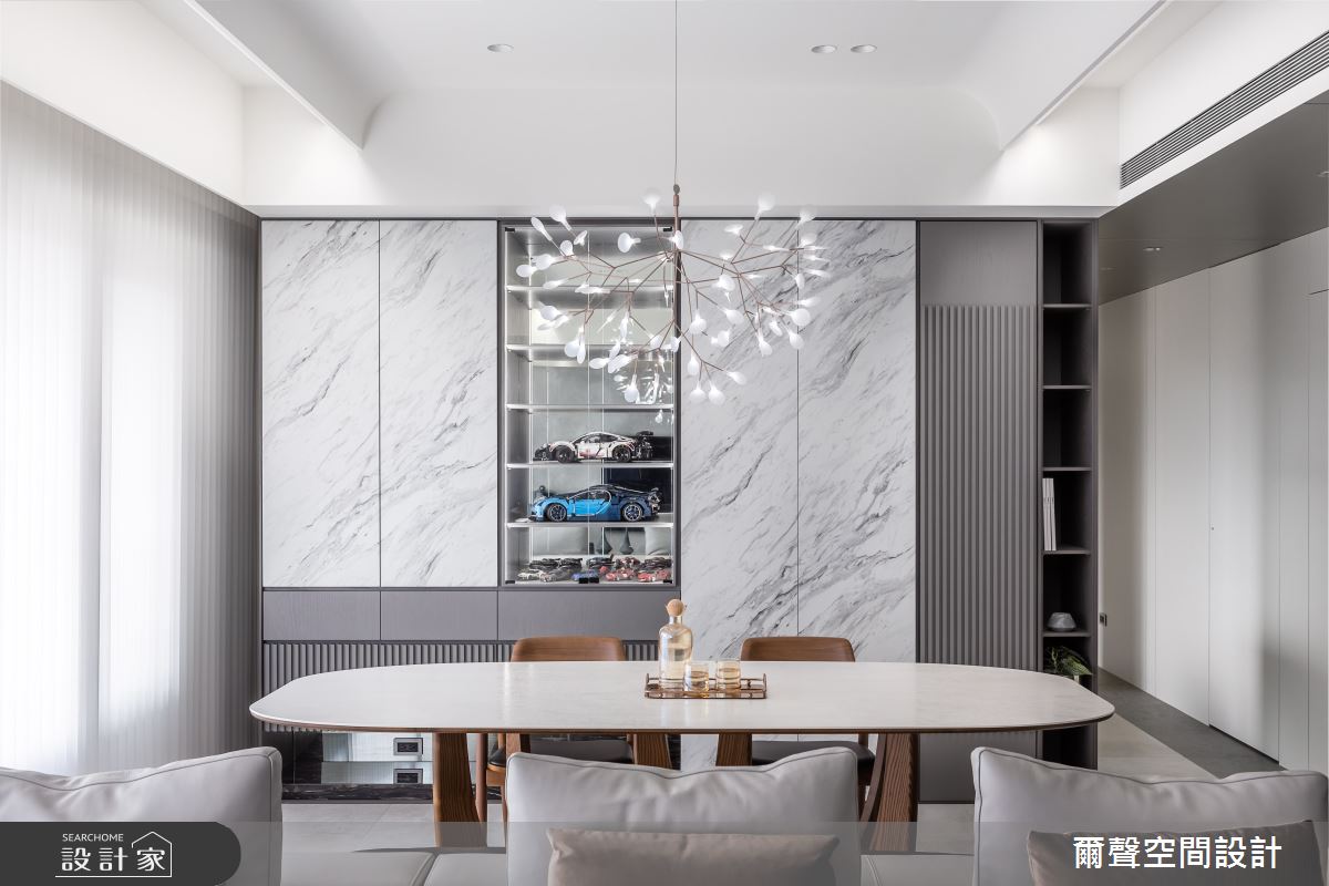 51 坪的住宅空間,以黑、灰、白為基底,將多元化的材