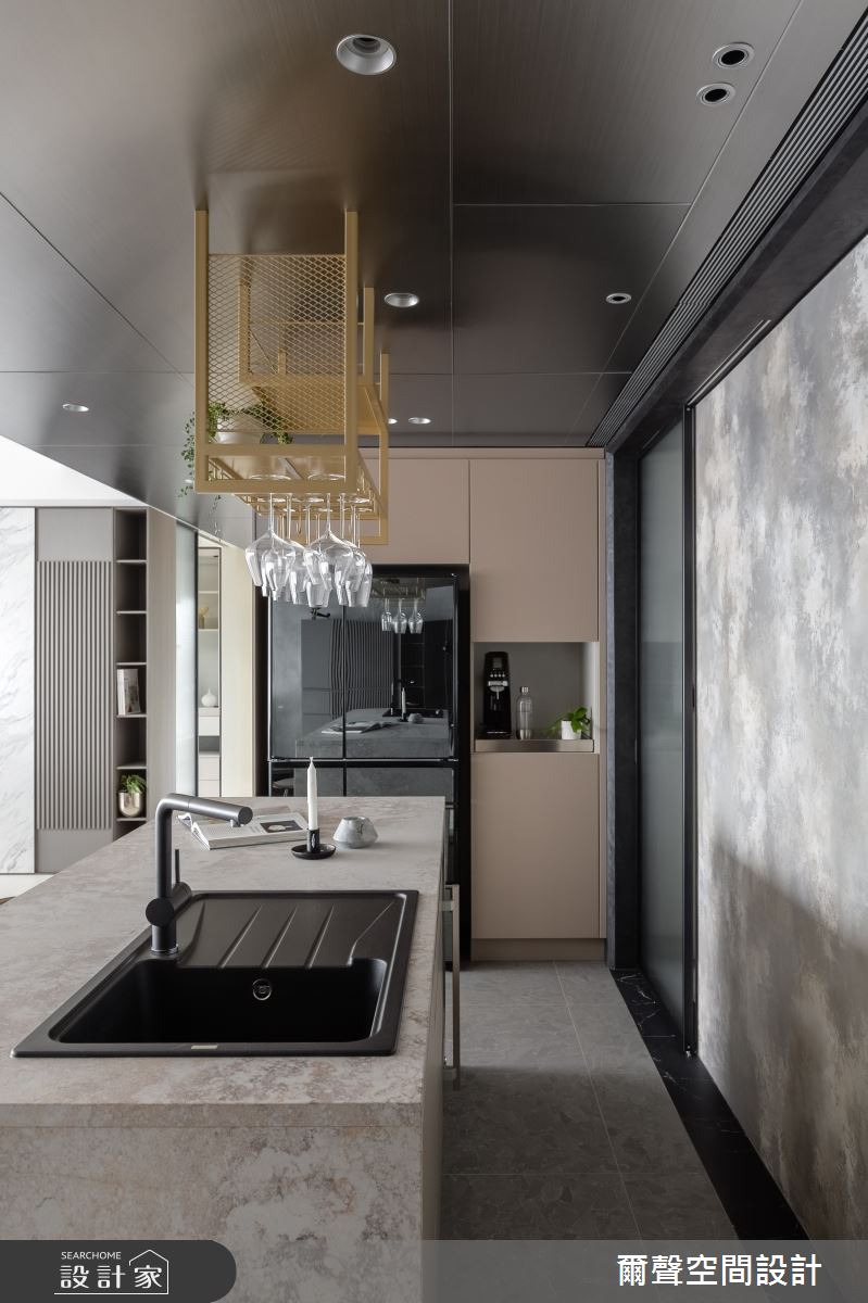 51 坪的住宅空間,以黑、灰、白為基底,將多元化的材