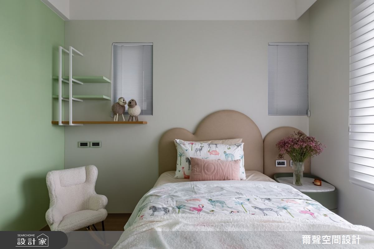 51 坪的住宅空間,以黑、灰、白為基底,將多元化的材