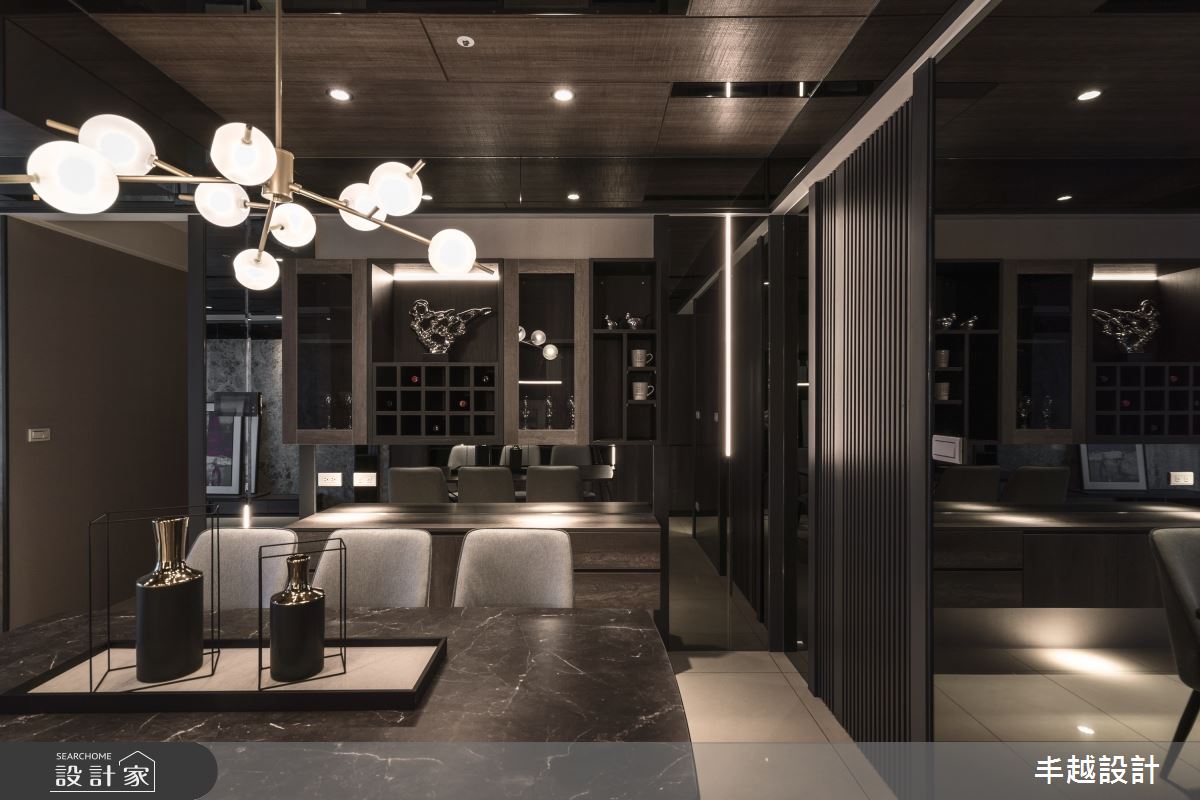 深灰色調為主的 23 坪空間，不免讓人聯想到都會現代風