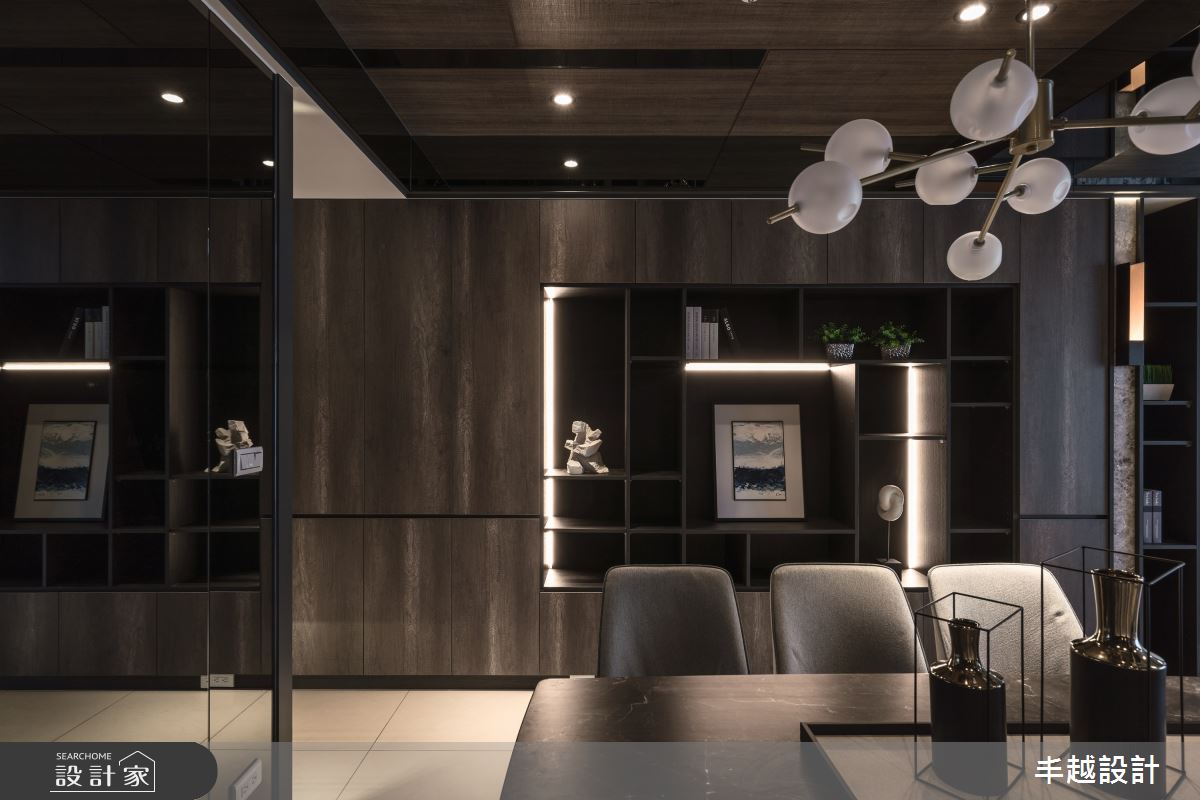 深灰色調為主的 23 坪空間，不免讓人聯想到都會現代風