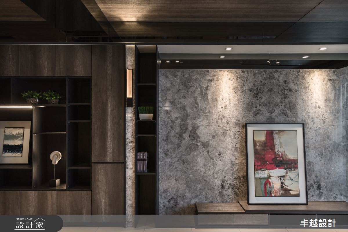 深灰色調為主的 23 坪空間，不免讓人聯想到都會現代風