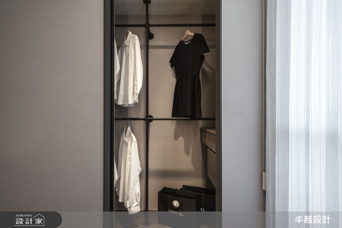 深灰色調為主的 23 坪空間，不免讓人聯想到都會現代風