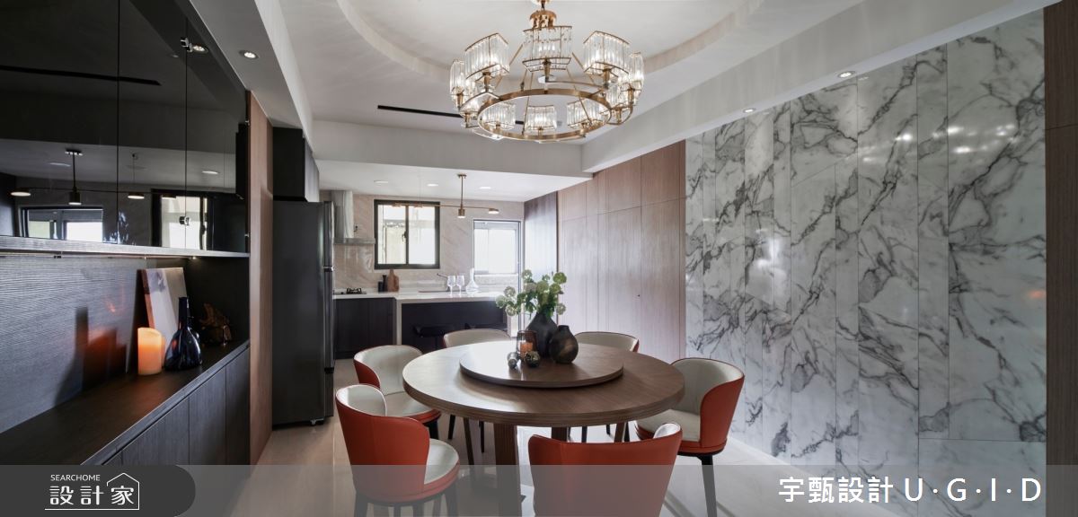 46坪空間裡，設計師以現代風為設計主軸，活用木紋磚、