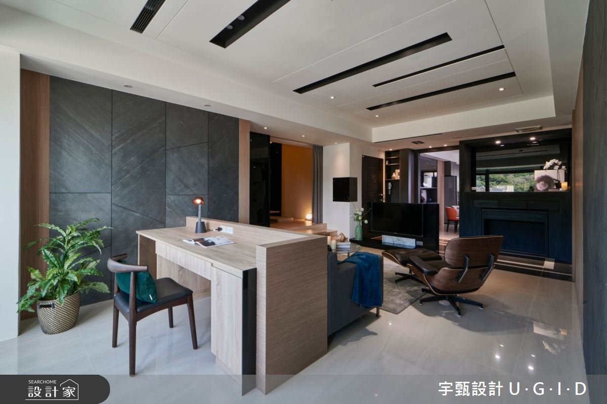 46坪空間裡，設計師以現代風為設計主軸，活用木紋磚、
