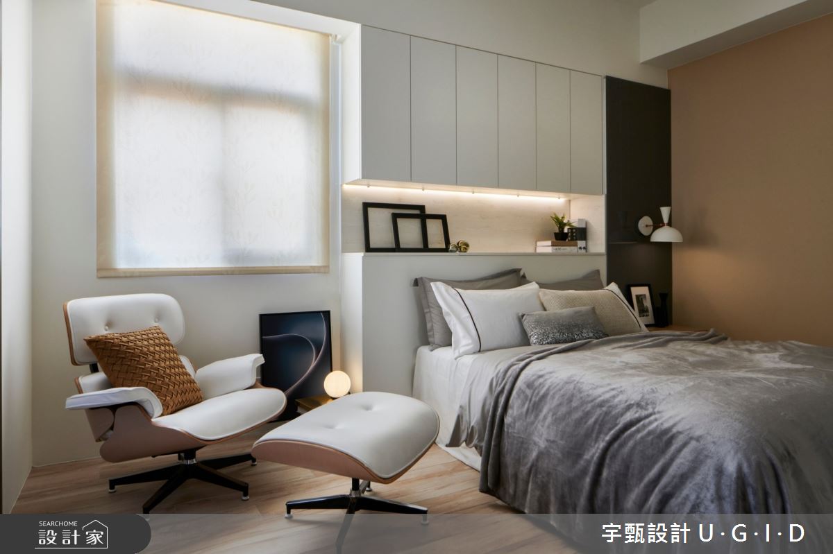 46坪空間裡，設計師以現代風為設計主軸，活用木紋磚、