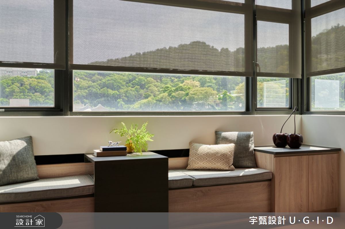 46坪空間裡，設計師以現代風為設計主軸，活用木紋磚、