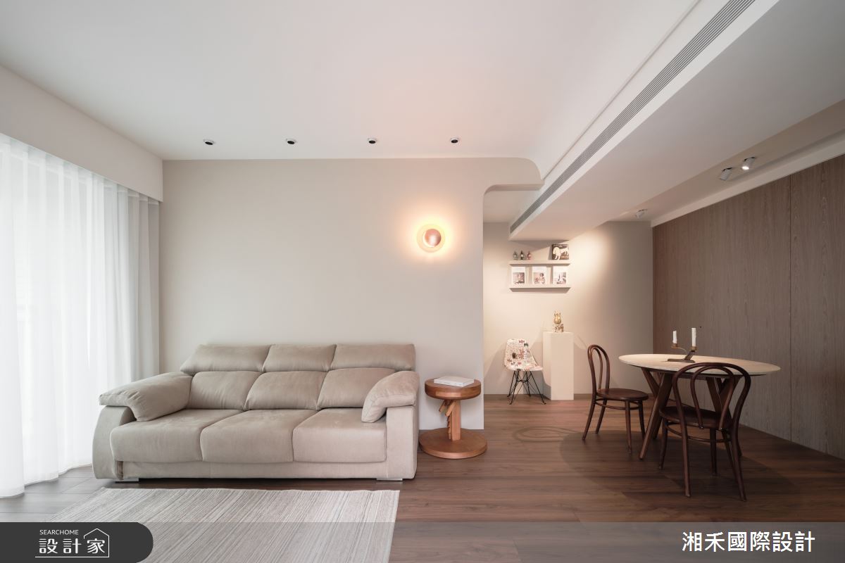 客餐廳空間透過弧角收邊設計,美化橫梁存在,樑下空間作為端景展示牆,配合餐桌打造一家人可以聊天小聚的區域,搭配有童趣圖案的藝術餐椅,呼應畢卡索透過作畫找回兒時純真的心情寫照。