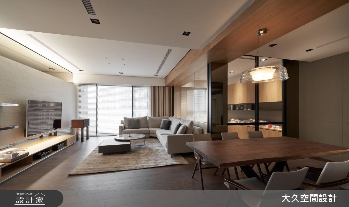 天花以木皮包覆樑柱,化解壓迫感問題,更讓美化後的樑柱成為視覺點綴。