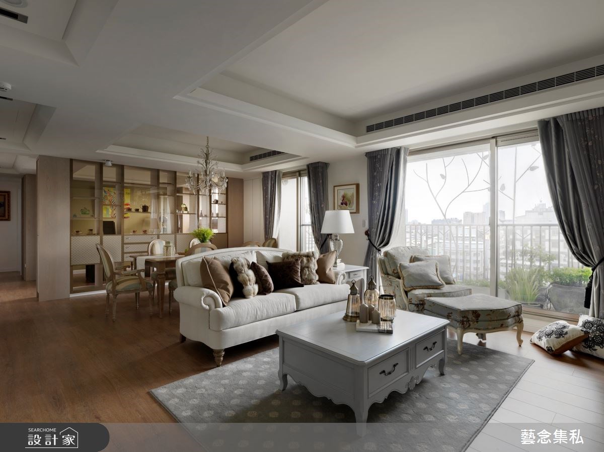 推開大門,溫潤米色磁磚鋪陳地面,壁布鑲嵌金屬飾條襯