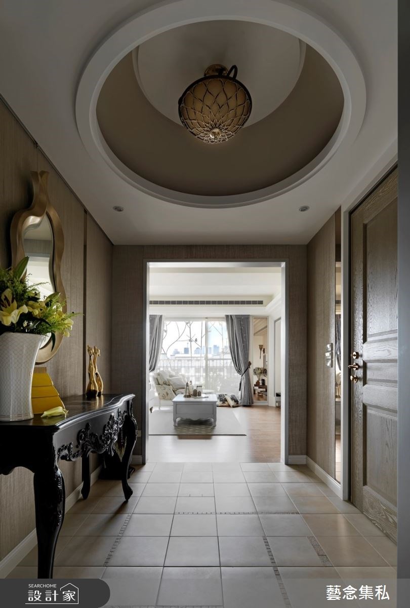 推開大門,溫潤米色磁磚鋪陳地面,壁布鑲嵌金屬飾條襯