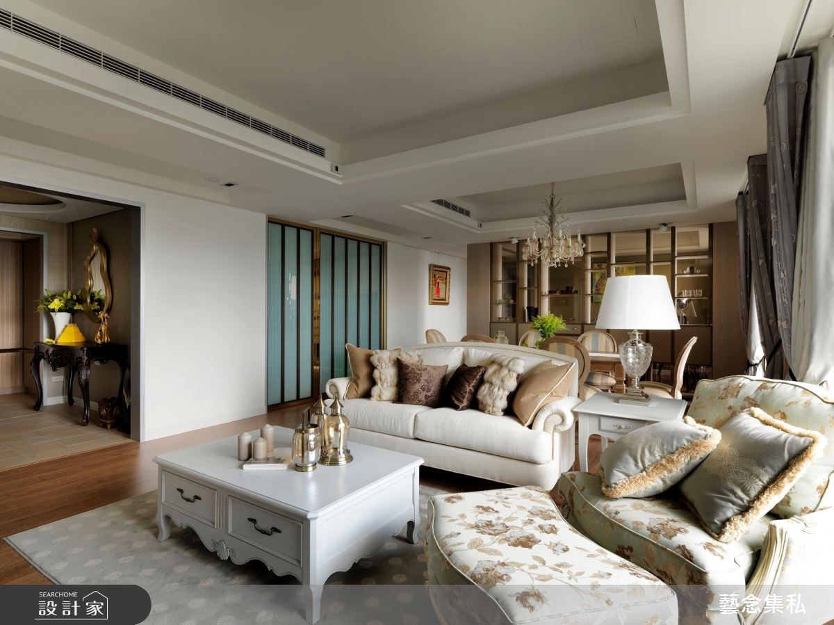 推開大門,溫潤米色磁磚鋪陳地面,壁布鑲嵌金屬飾條襯