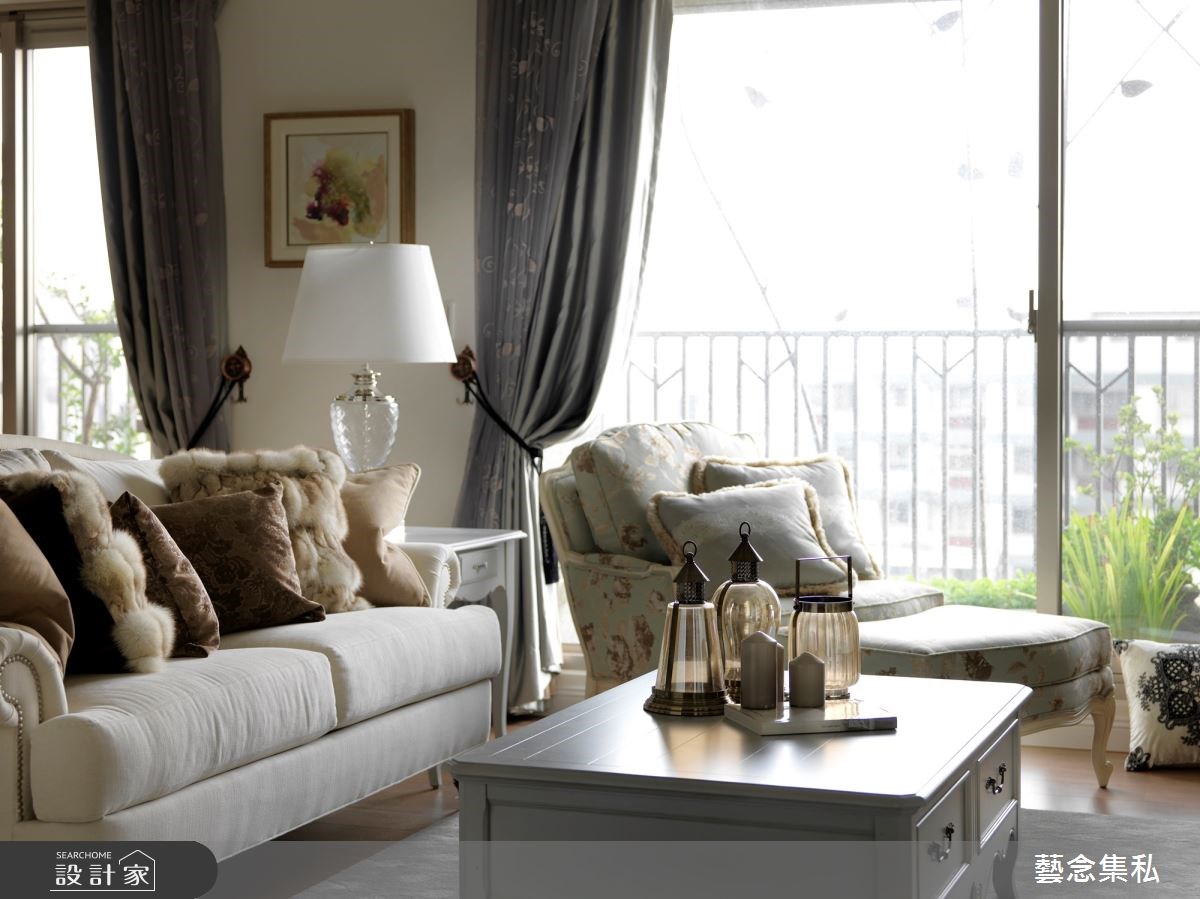 推開大門,溫潤米色磁磚鋪陳地面,壁布鑲嵌金屬飾條襯