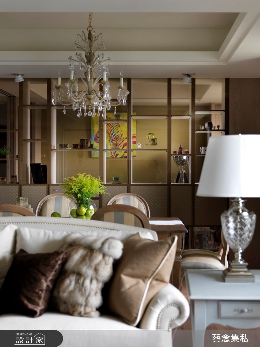 推開大門,溫潤米色磁磚鋪陳地面,壁布鑲嵌金屬飾條襯