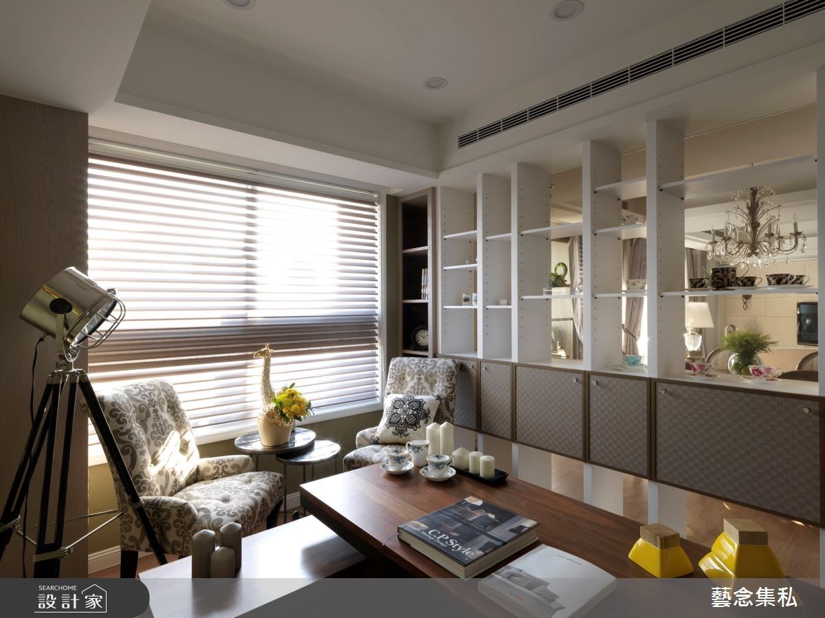 推開大門,溫潤米色磁磚鋪陳地面,壁布鑲嵌金屬飾條襯