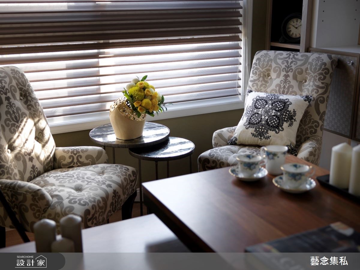 推開大門,溫潤米色磁磚鋪陳地面,壁布鑲嵌金屬飾條襯