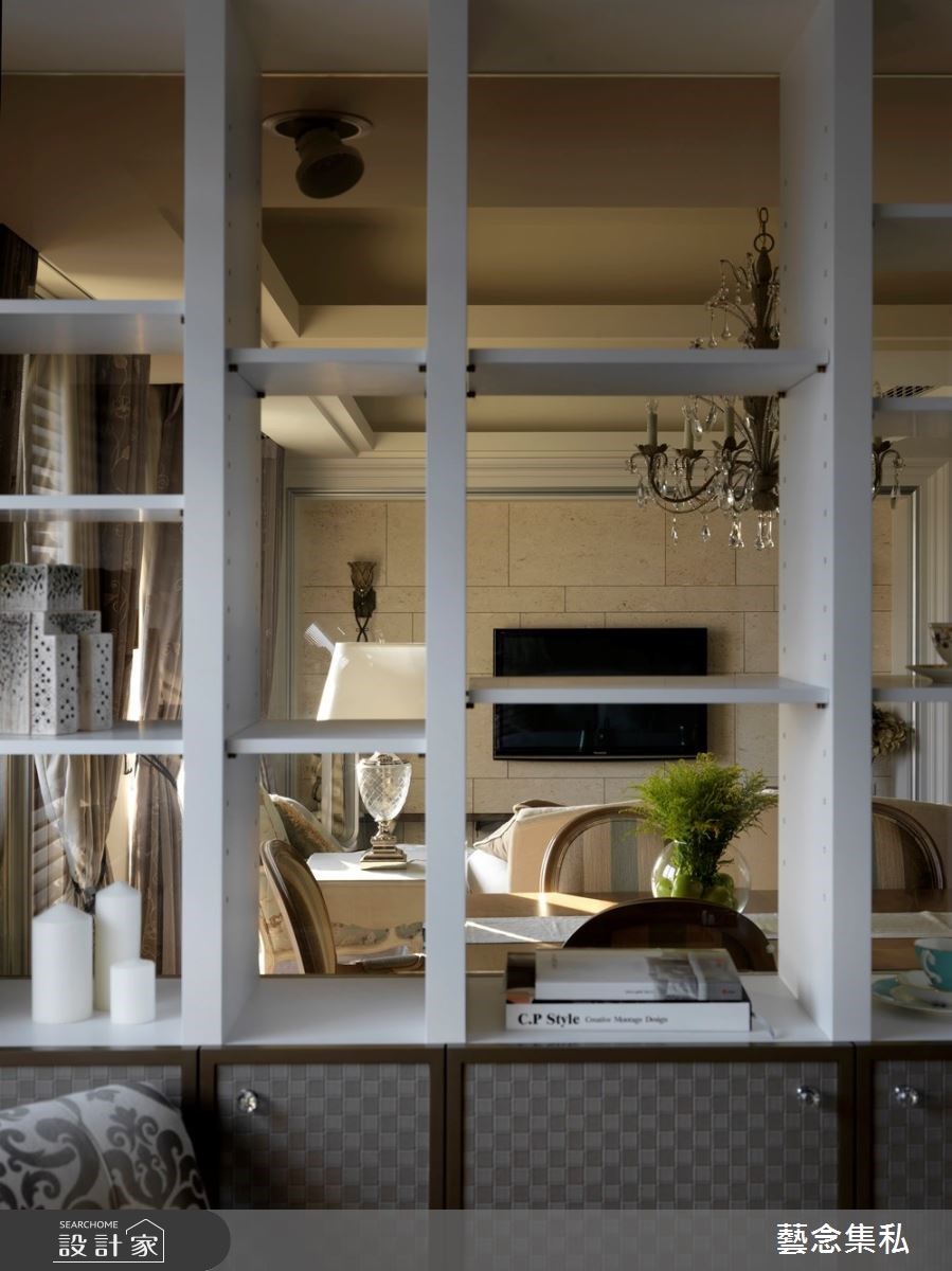 推開大門,溫潤米色磁磚鋪陳地面,壁布鑲嵌金屬飾條襯