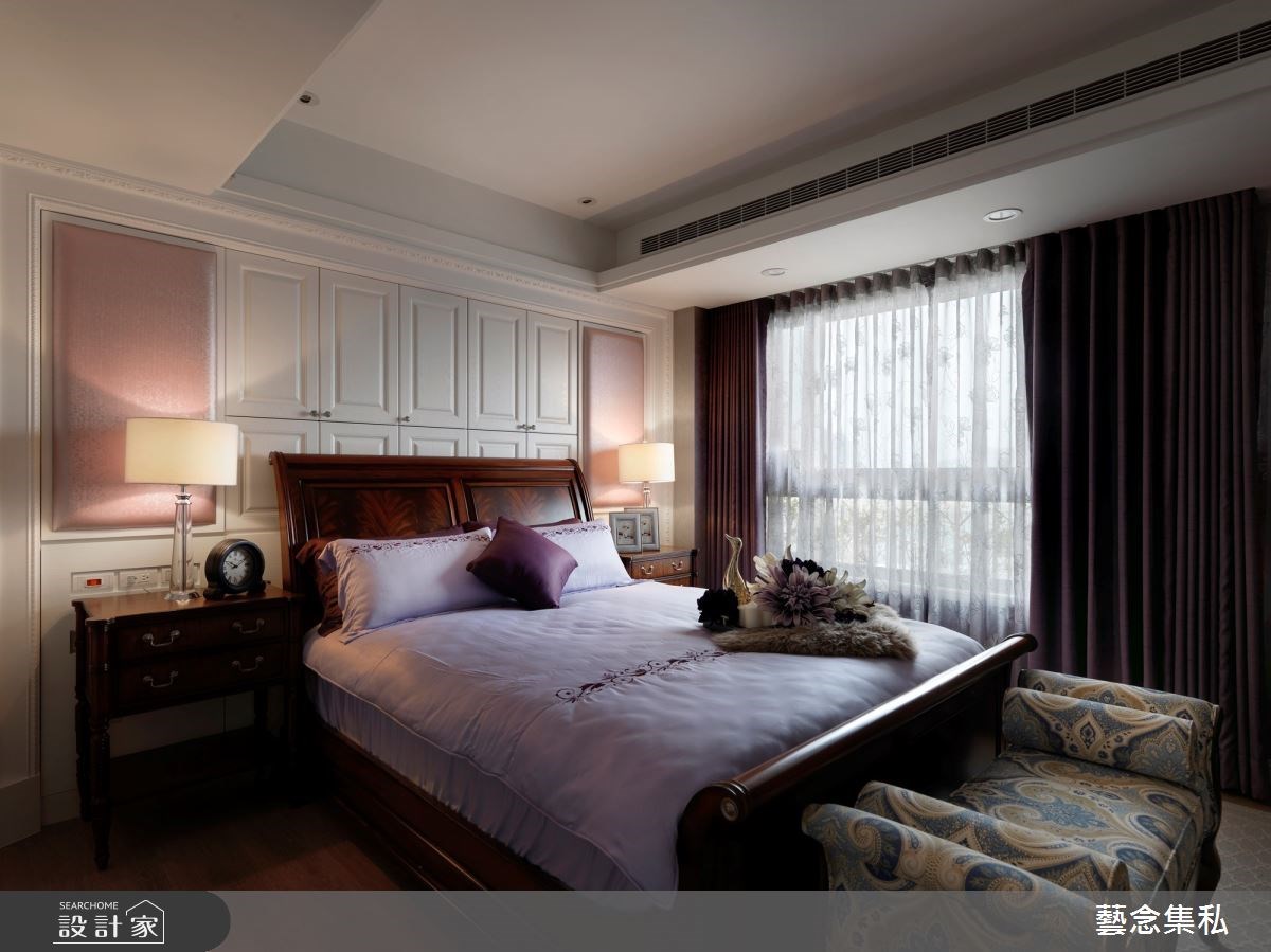 推開大門,溫潤米色磁磚鋪陳地面,壁布鑲嵌金屬飾條襯