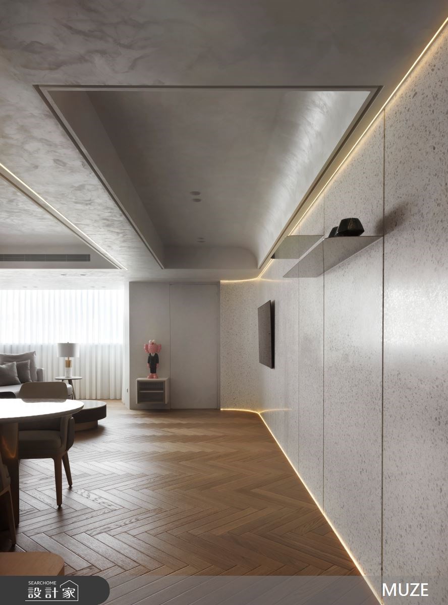 隨著溫柔的採光進駐，搭配溫潤的灰階色調、人字拼地板