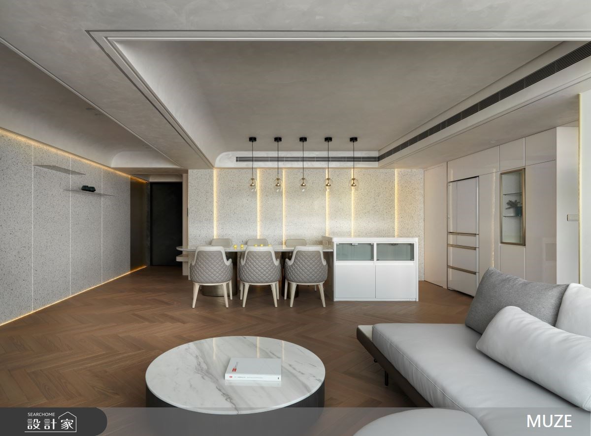 隨著溫柔的採光進駐，搭配溫潤的灰階色調、人字拼地板