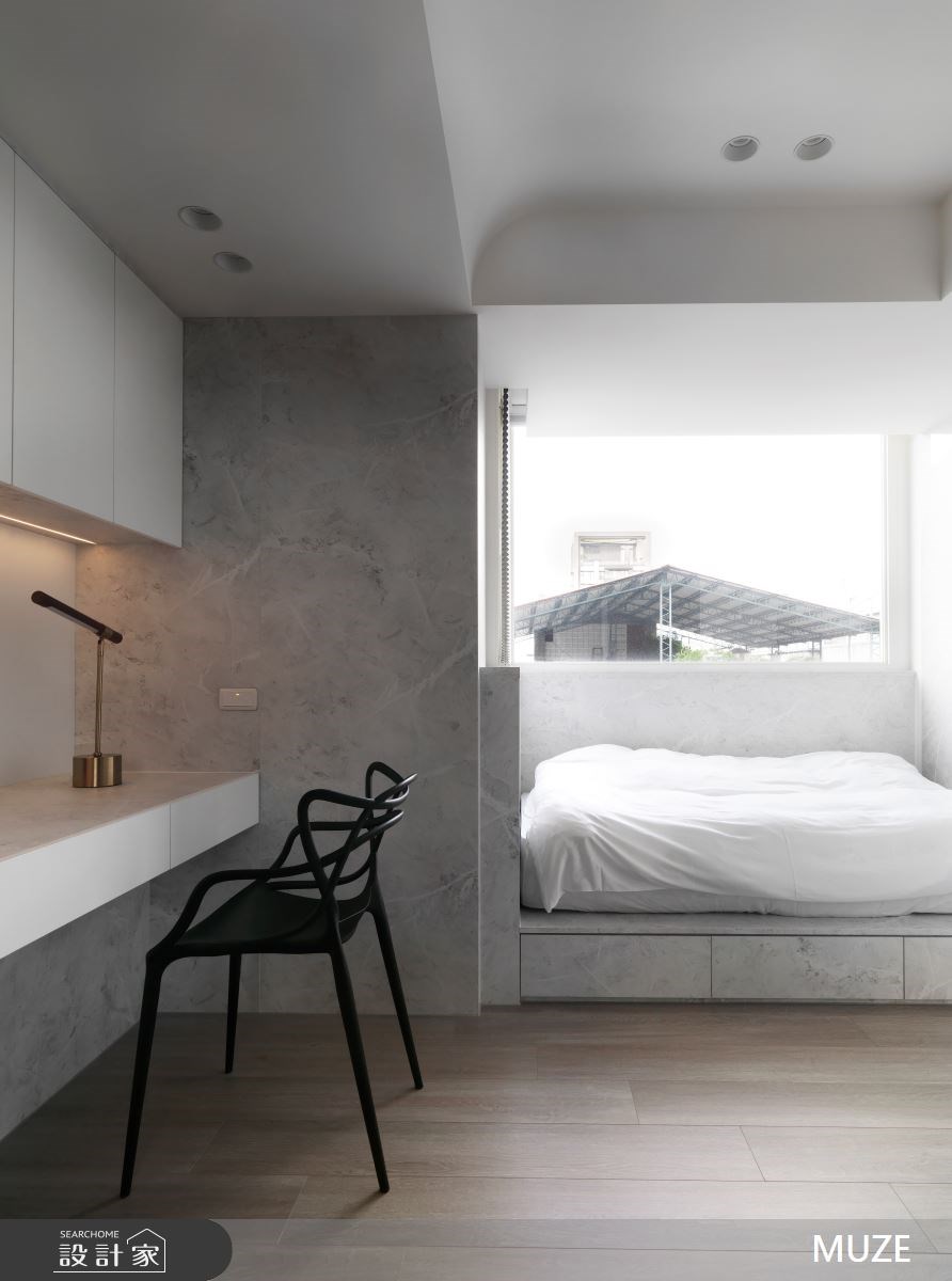 隨著溫柔的採光進駐，搭配溫潤的灰階色調、人字拼地板