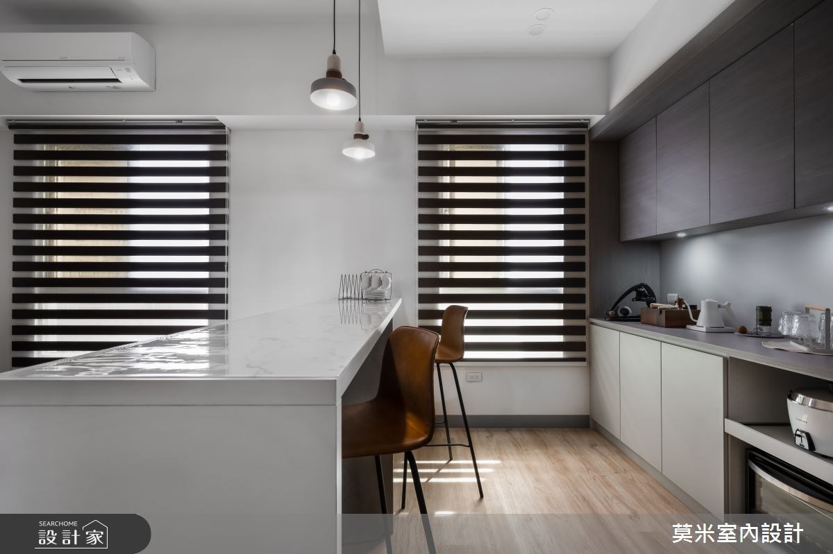 採用開放式設計的 25坪簡約宅，以溫潤木質和灰調為色