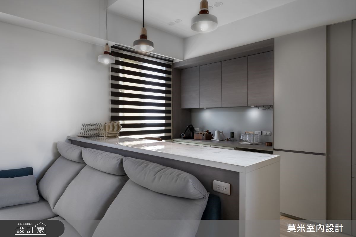 採用開放式設計的 25坪簡約宅，以溫潤木質和灰調為色