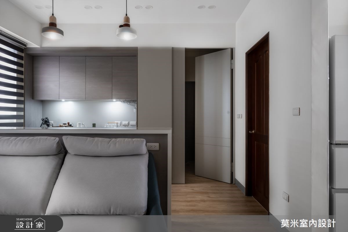 採用開放式設計的 25坪簡約宅，以溫潤木質和灰調為色