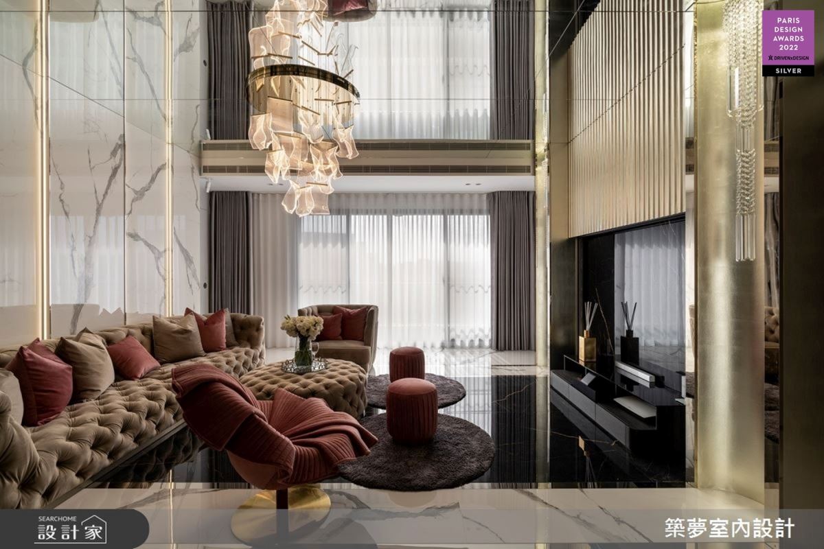 以黑、白大理石紋與淡香檳金打造奢華時尚的空間容器,結合 100 吋的雷射電視,與智能電動升降系統,挹注超乎想像的影視娛樂體驗。