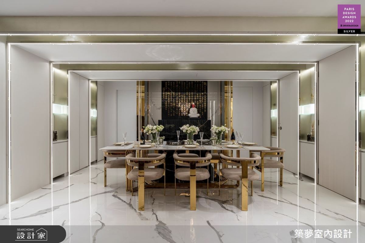 在鈦金屬、燈帶和收納的線性交織輝映下,巧妙隱藏複雜的動線和零碎的樑柱,更呈現時尚而虔敬的信仰精神。