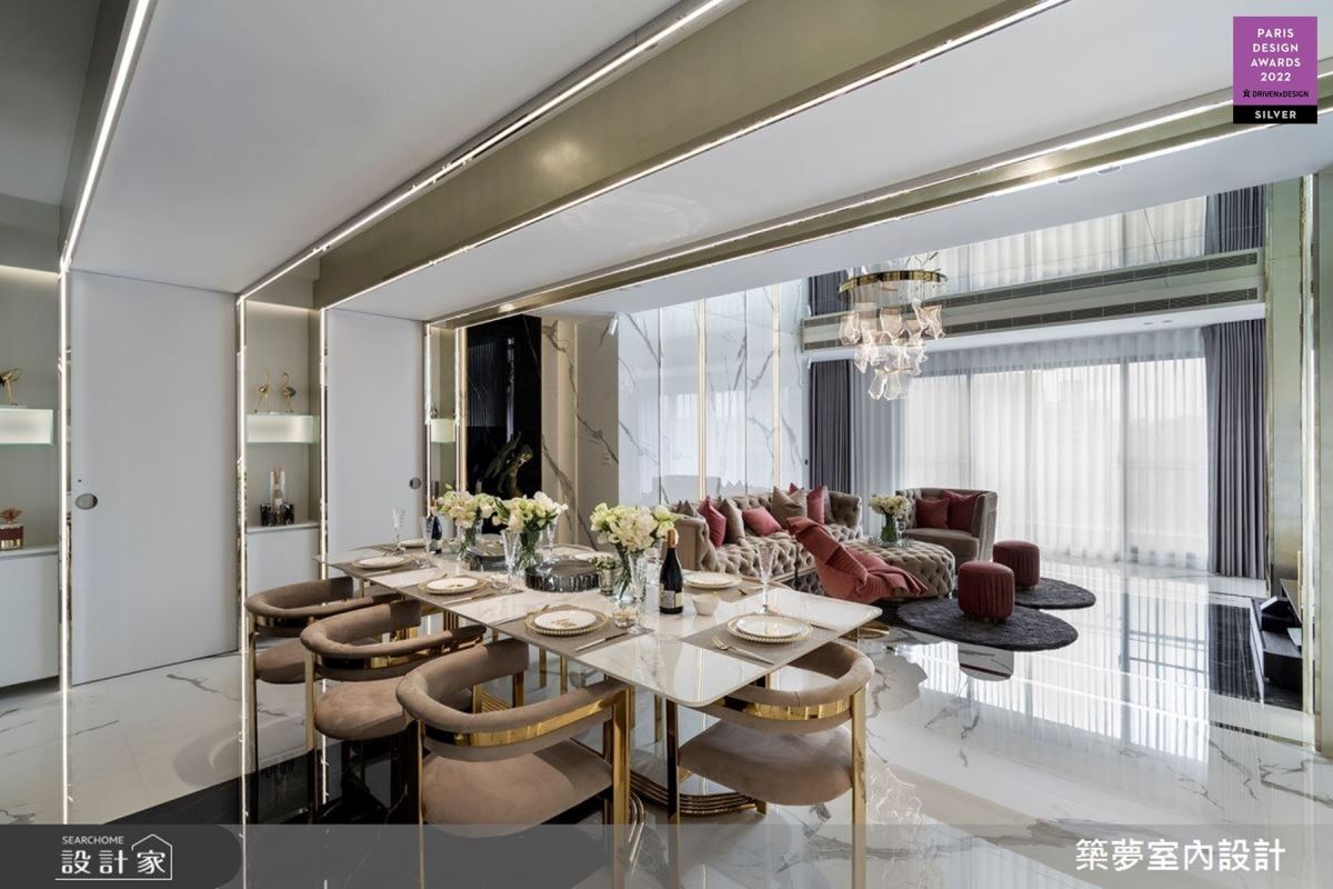 客廳區呼應餐廳的線性律動美學,以天花板鏡像設計成為空間盒子的開口,賦予敞亮的居家氛圍和延伸兩倍樓高。