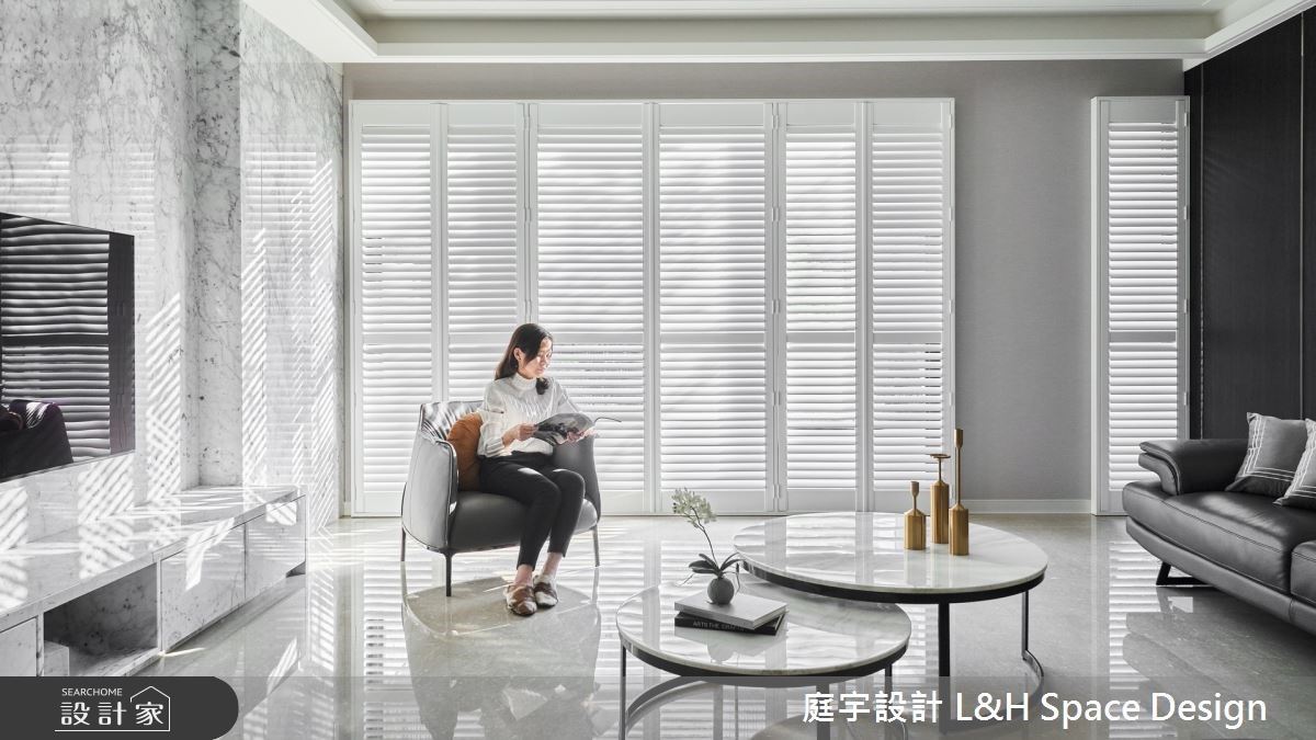 黑與白一直是設計師愛用的經典色系,不僅百搭,黃庭芝