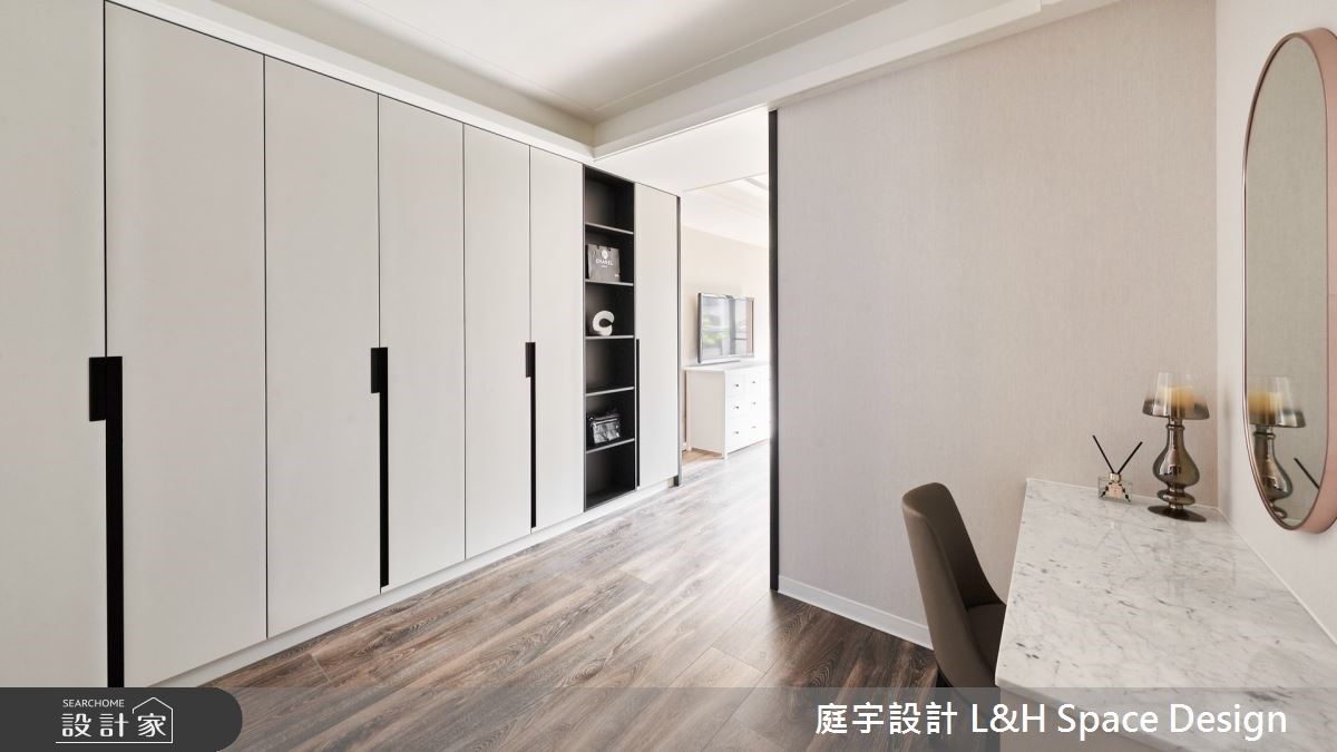 黑與白一直是設計師愛用的經典色系,不僅百搭,黃庭芝