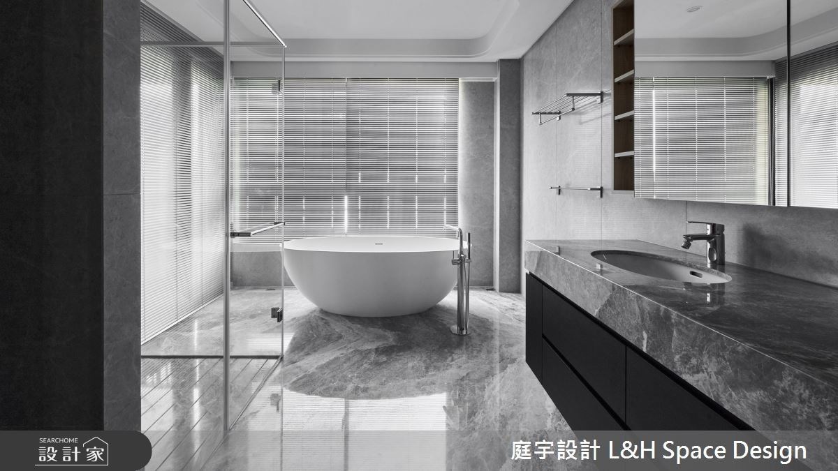 黑與白一直是設計師愛用的經典色系,不僅百搭,黃庭芝