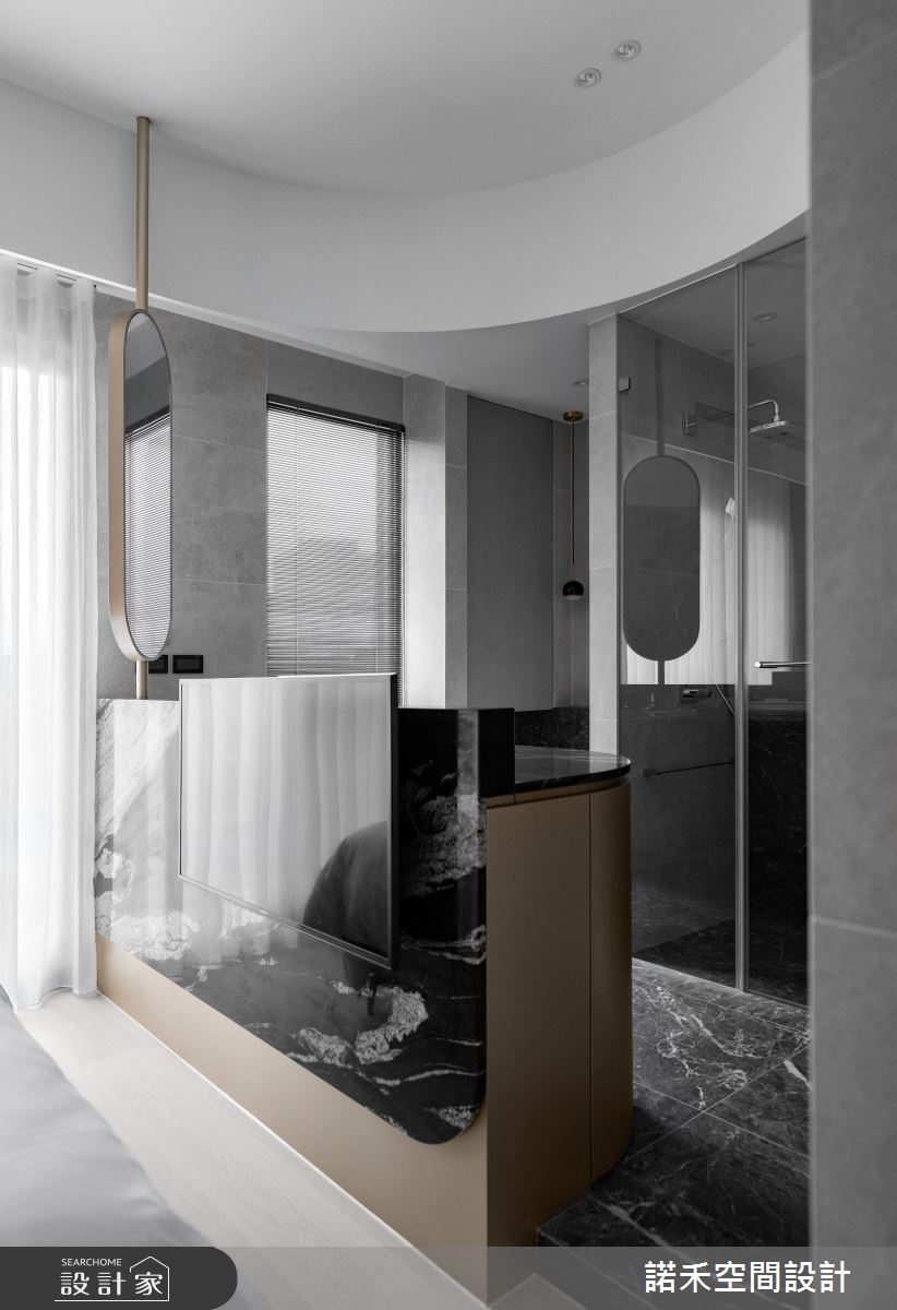 15 年傳統狹長街屋有著格局中段陰暗的問題，透過張家