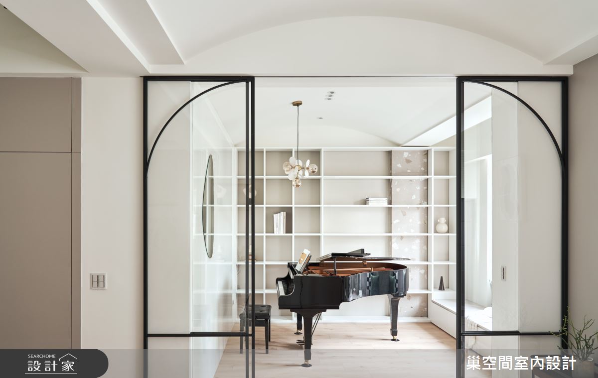 琴房以環繞劇場發想，透過圓弧天花，形成絕佳的回溯音場效果。