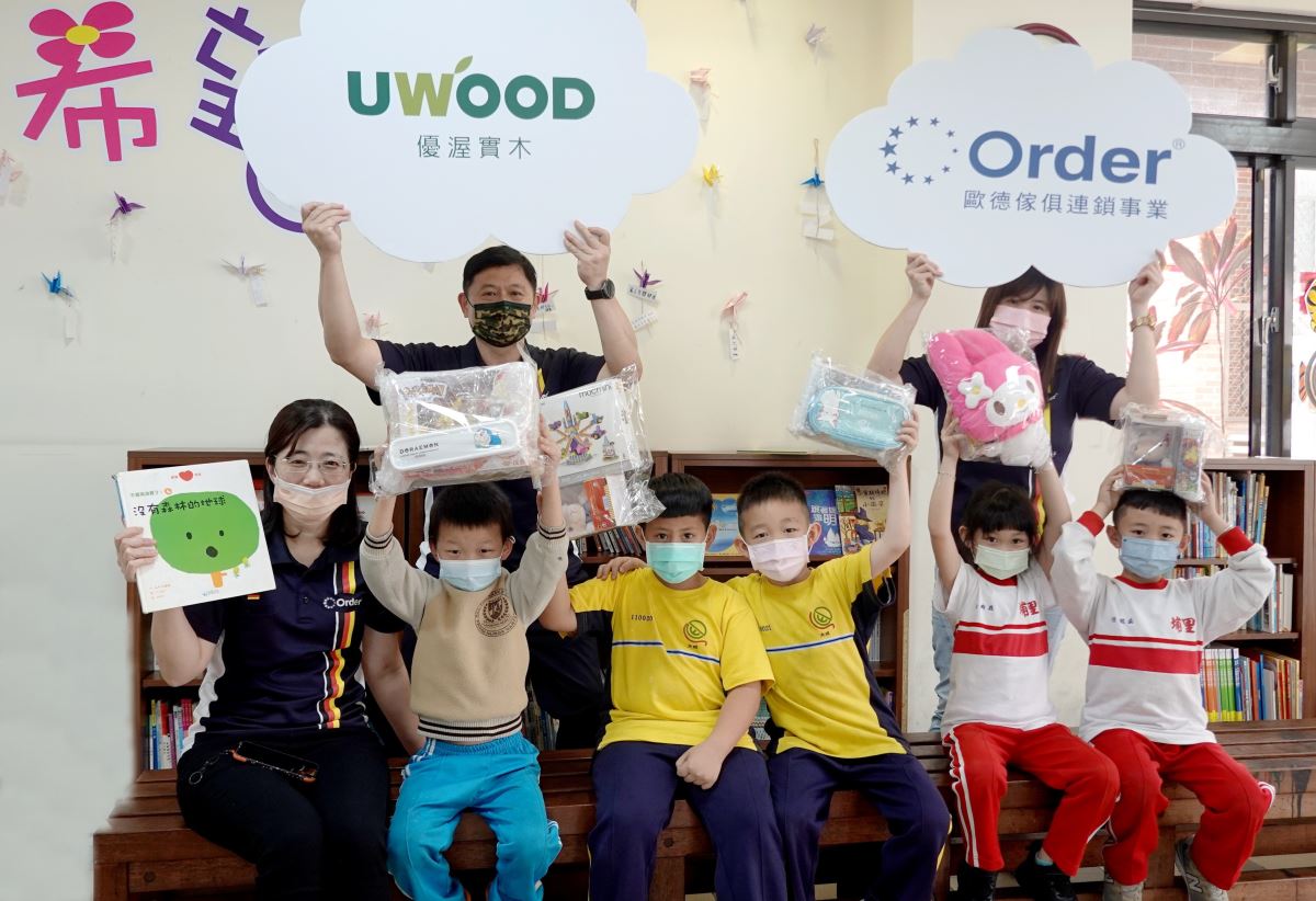 兒童節前夕,歐德集團策略長張蔭泉(左後)率領同仁,準備小禮物小點心、陪伴孩子閱讀遊戲,一起歡度快樂時光。