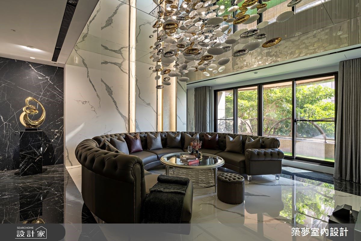 事業有成的女主人,心中一直有個豪宅夢。宅邸必須如皇