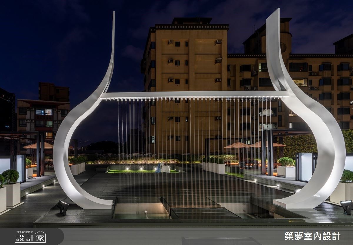 事業有成的女主人,心中一直有個豪宅夢。宅邸必須如皇