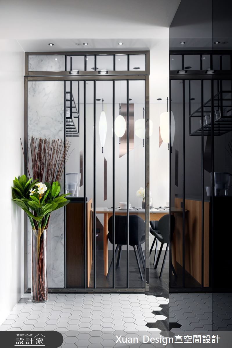 25坪現代風空間裡,透過超耐磨木地板、石材、拋光石英