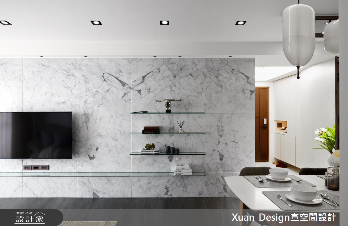 25坪現代風空間裡,透過超耐磨木地板、石材、拋光石英