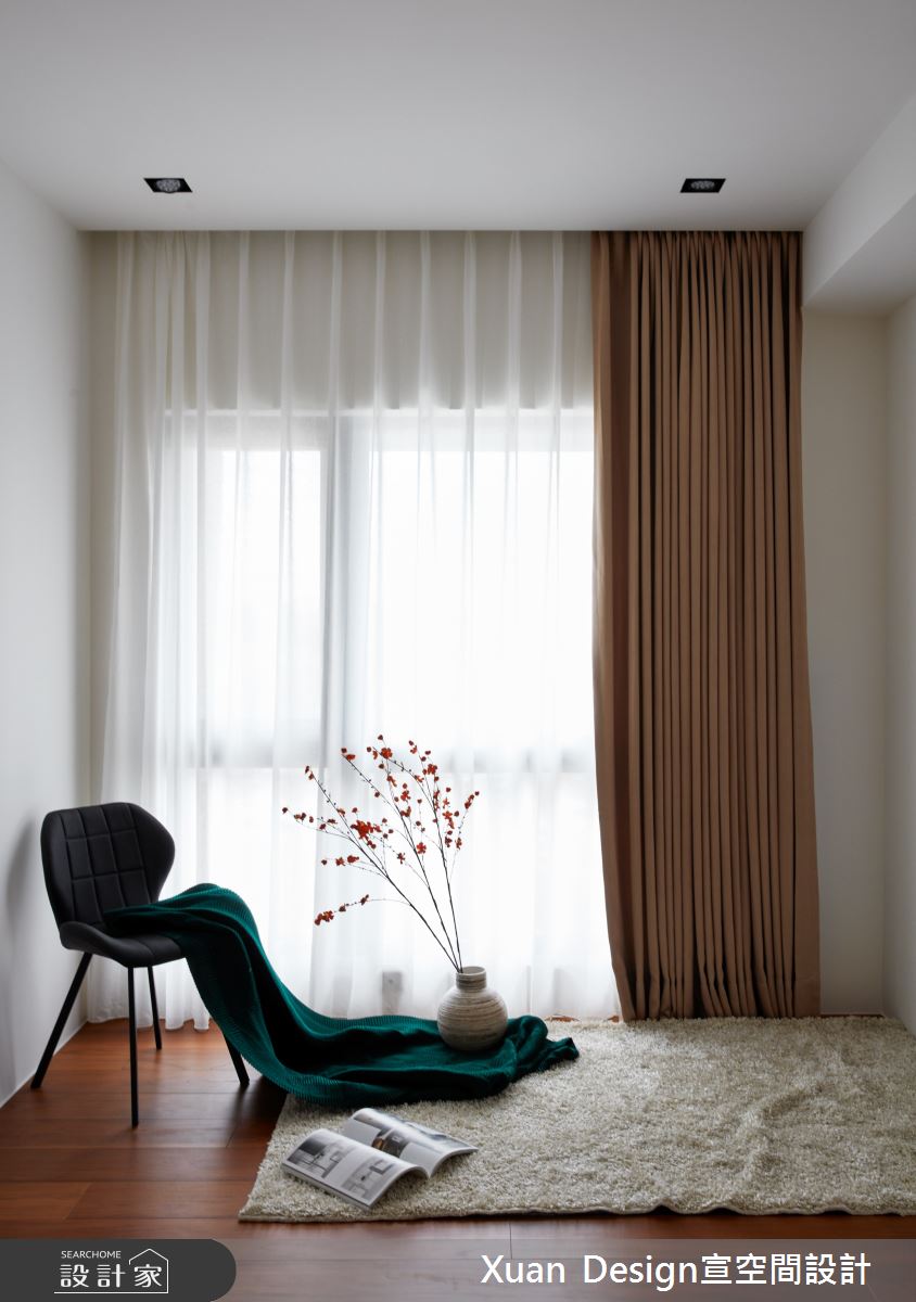 25坪現代風空間裡,透過超耐磨木地板、石材、拋光石英