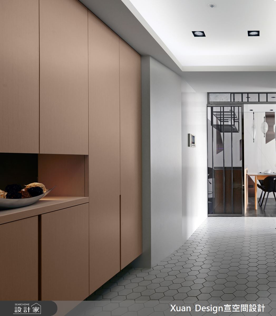 25坪現代風空間裡,透過超耐磨木地板、石材、拋光石英