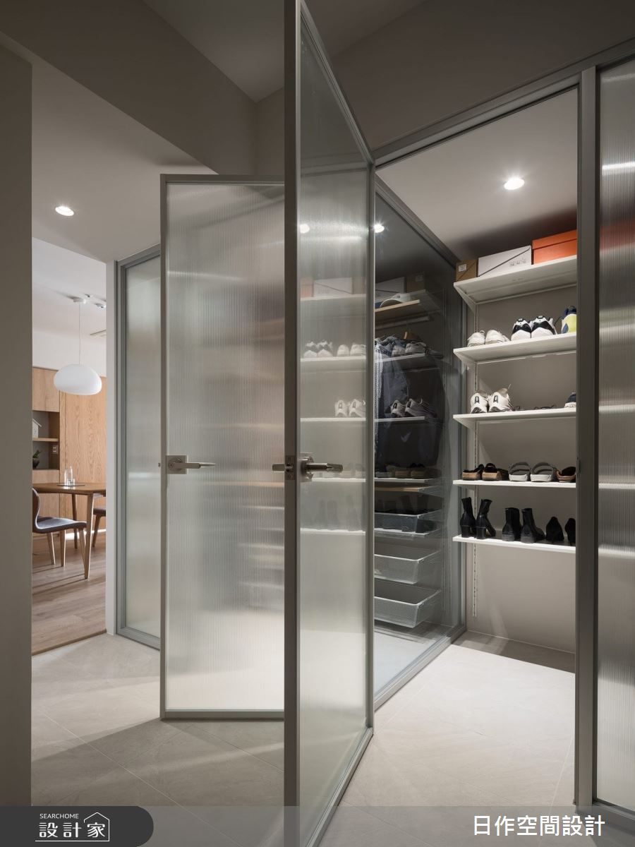 27坪、三房日式無印風空間裡,引入敞朗日光,照亮以白