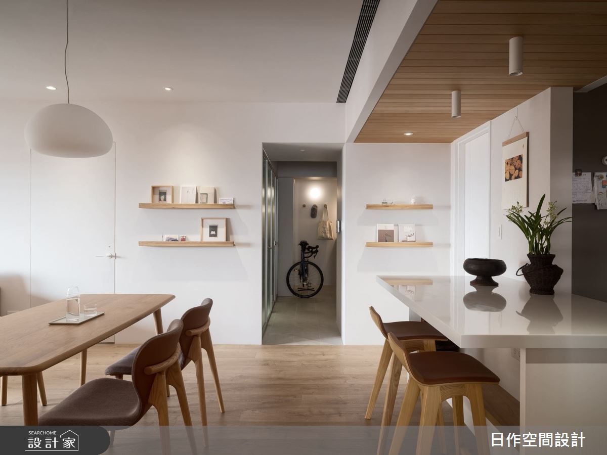 27坪、三房日式無印風空間裡,引入敞朗日光,照亮以白