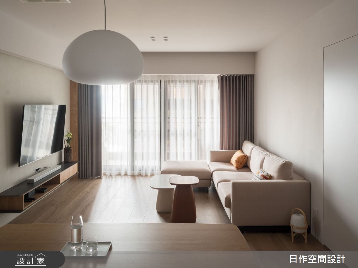 27坪、三房日式無印風空間裡,引入敞朗日光,照亮以白