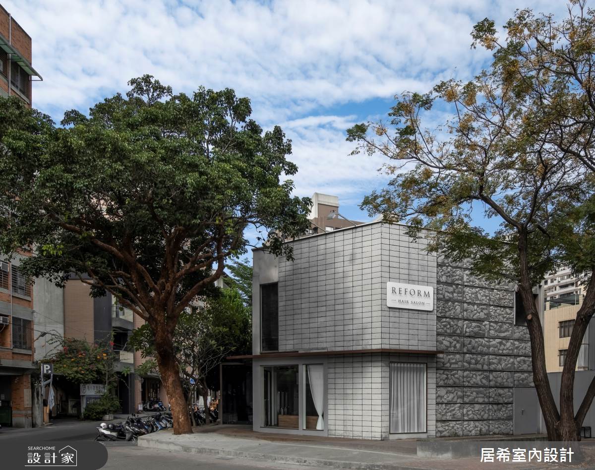 此案為45坪中古屋翻新,以Reform Hair Salon的輕工業