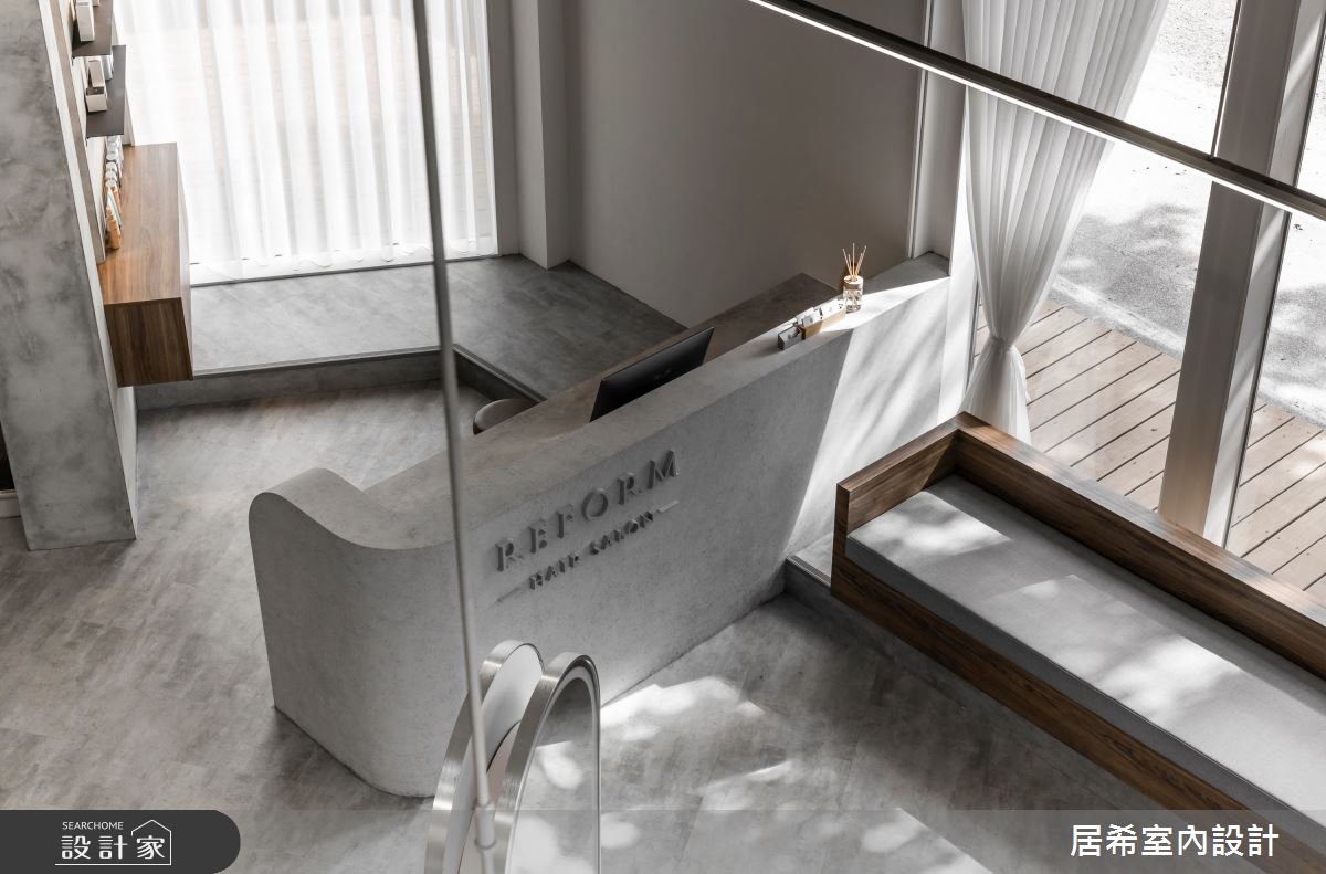 此案為45坪中古屋翻新,以Reform Hair Salon的輕工業