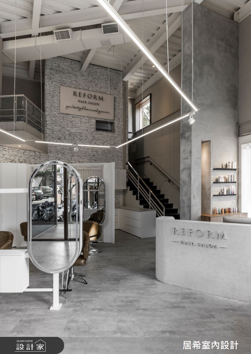 此案為45坪中古屋翻新,以Reform Hair Salon的輕工業